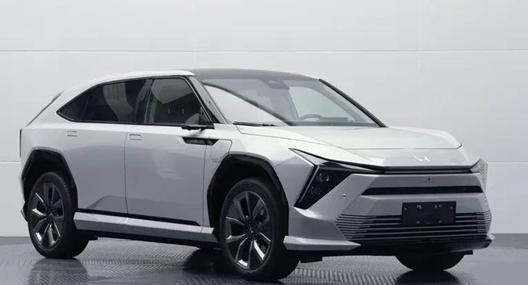 近日，烨S7单电机版申报图曝光。外观方面，新车前脸采用了封闭式格栅设计，两侧配有