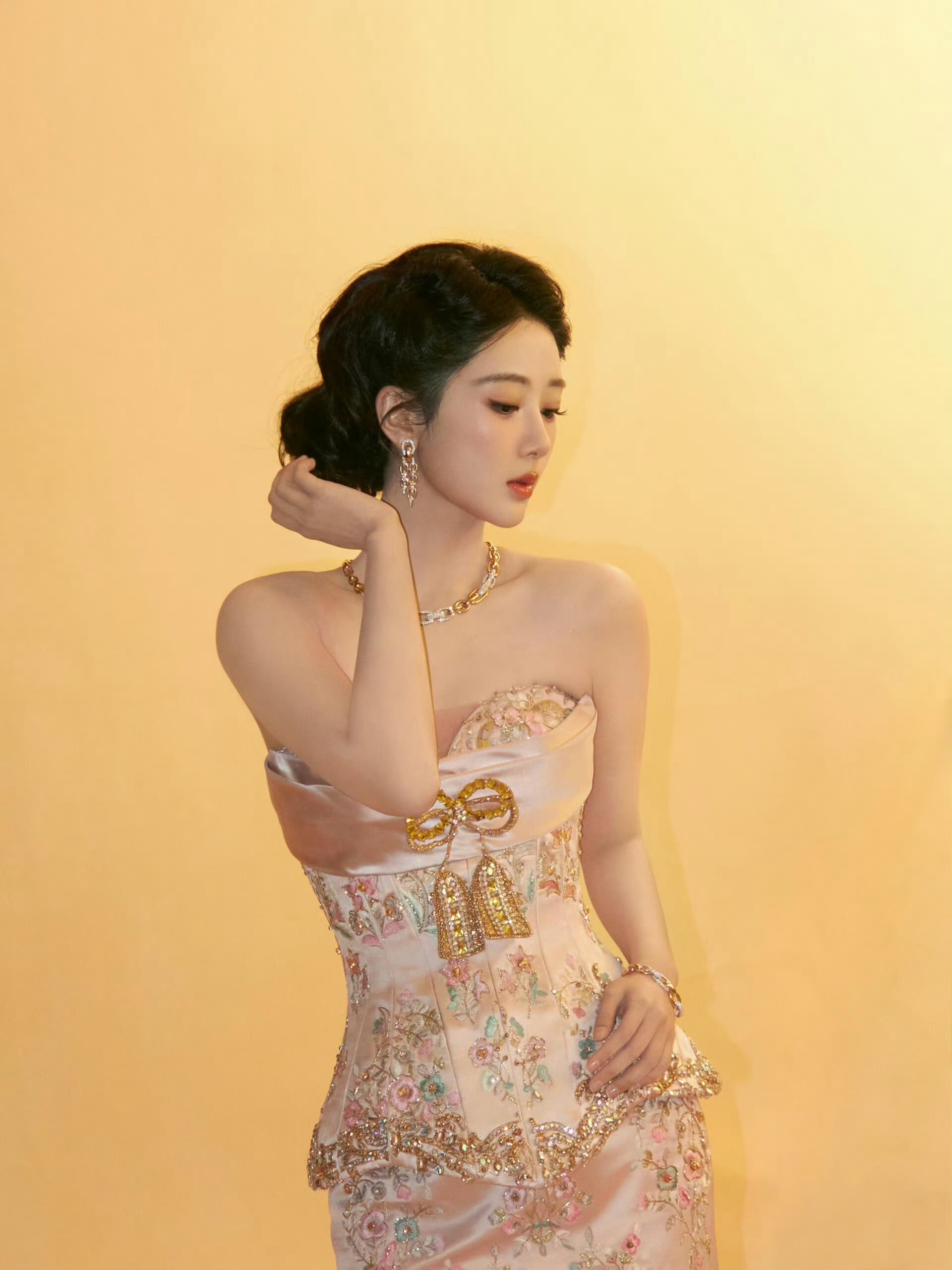 杨紫否认演白菊是刻意转型转型不是刻意的，而是因为年龄和阅历的增长，杨紫喜欢的剧本