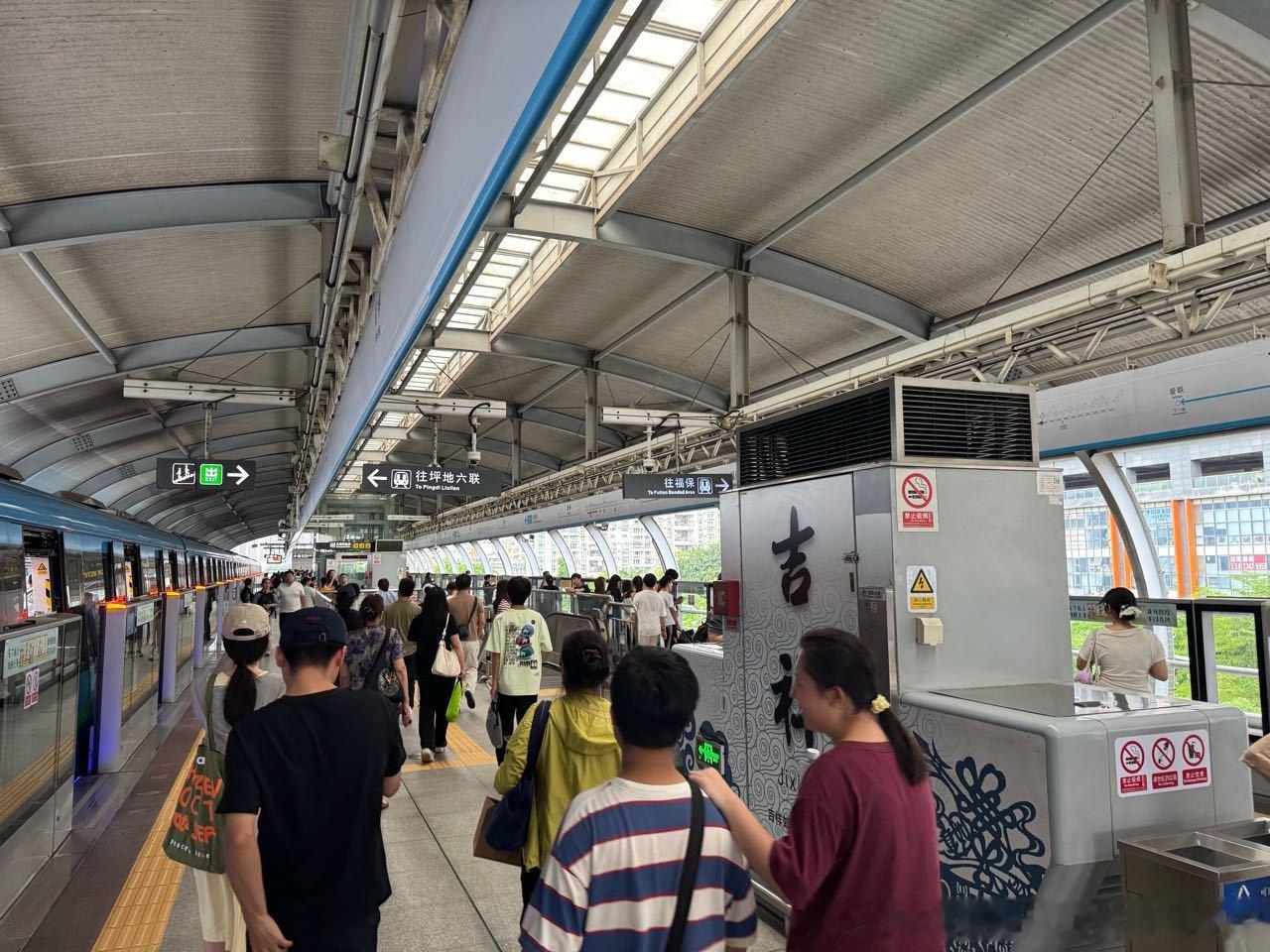 深圳地铁网友：2026年8月30日（周日）深圳地铁下午客流画面投稿。图1为15: