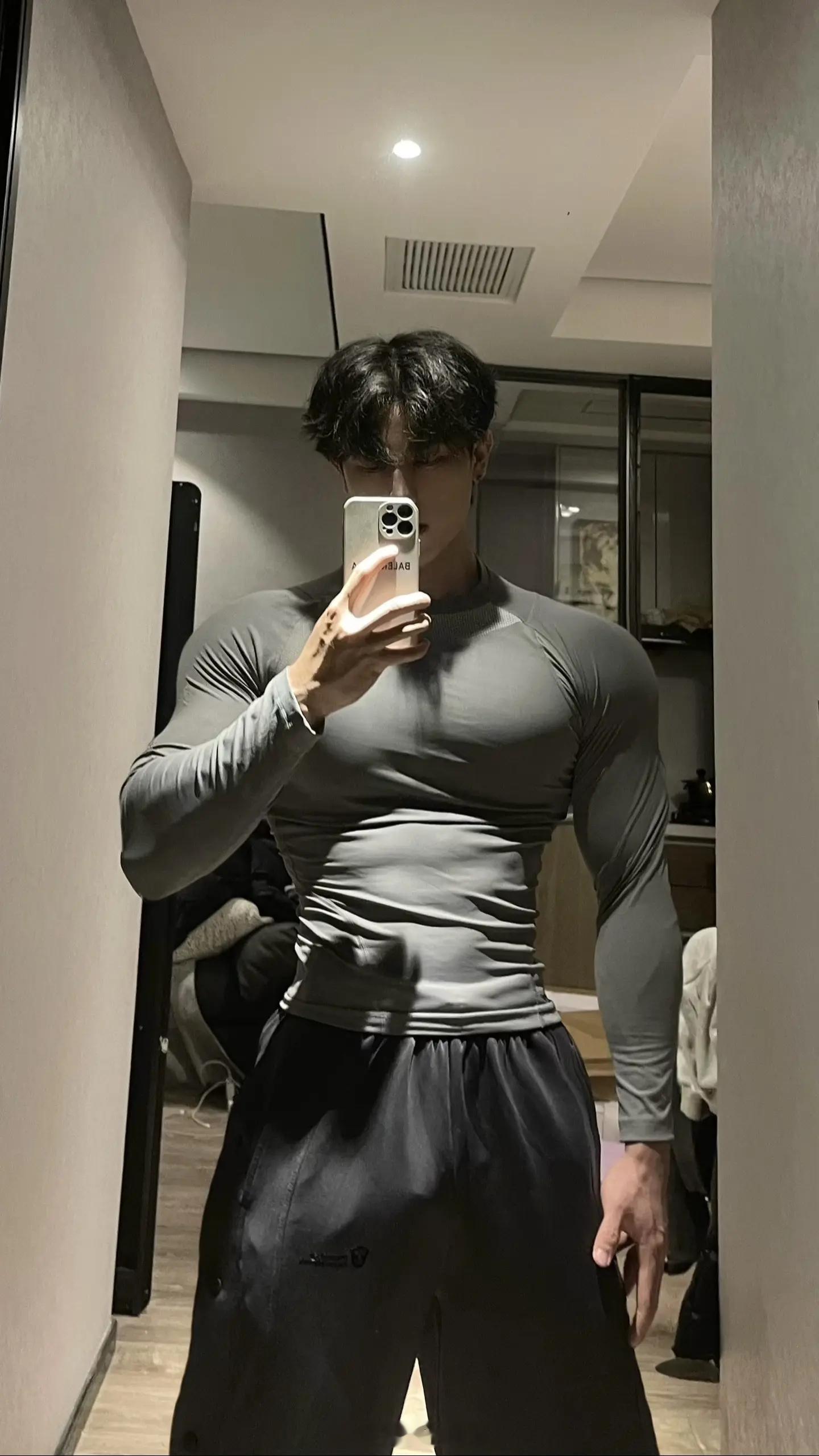 上网全是这种大肌肉男老公，现实一个都遇不到[微笑]我的眼睛“唰”的一下睁大了[躺