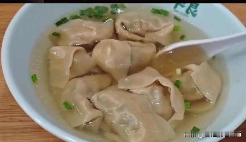 绵阳皮市街藏着个“馄饨钉子户”，开了十几年，连网红店都卷不走它！我今早7点挤进去