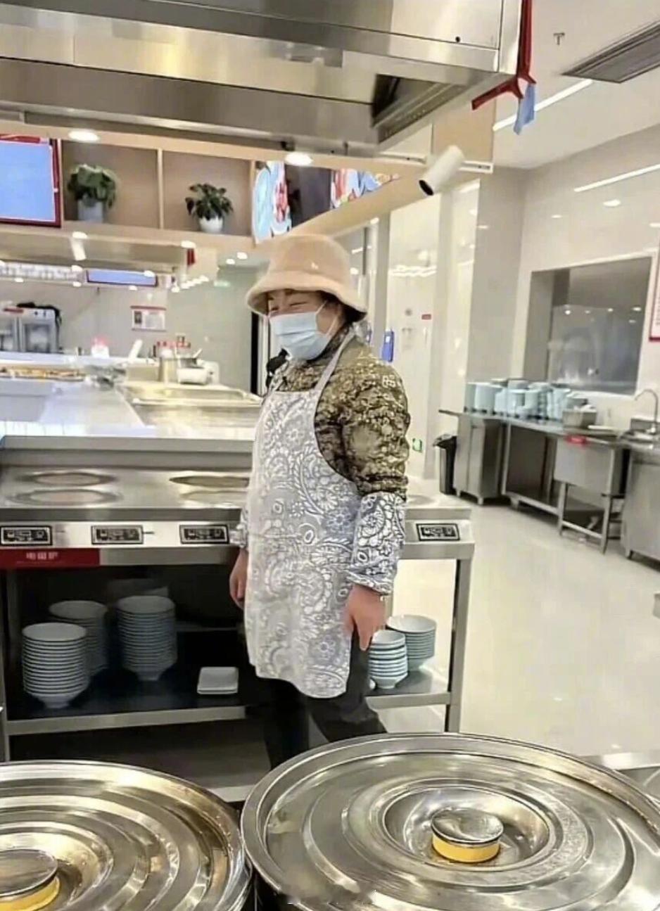 刘强东父母现身京东食堂做饭 刘强东的父母经常去食堂帮忙的，都快成“打卡点”了。羡