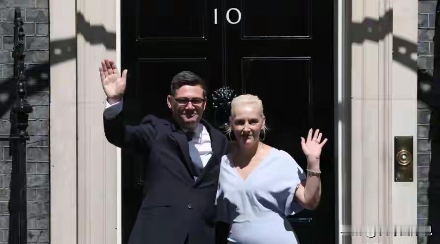 新官上任三把火，英国新首相的三把火要烧到哪里？
第一把火，肯定是烧到俄罗斯，他上