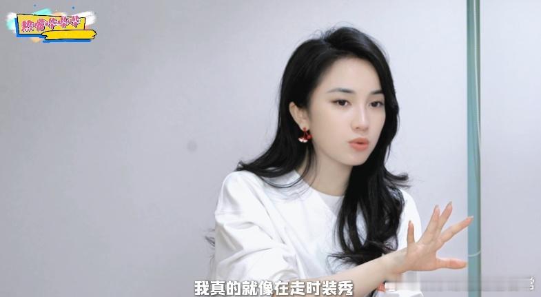 #林博洋 挂历女郎# 林博洋挂历女郎上线，复古风情迷人眼！采访趣谈拍摄趣事，直言