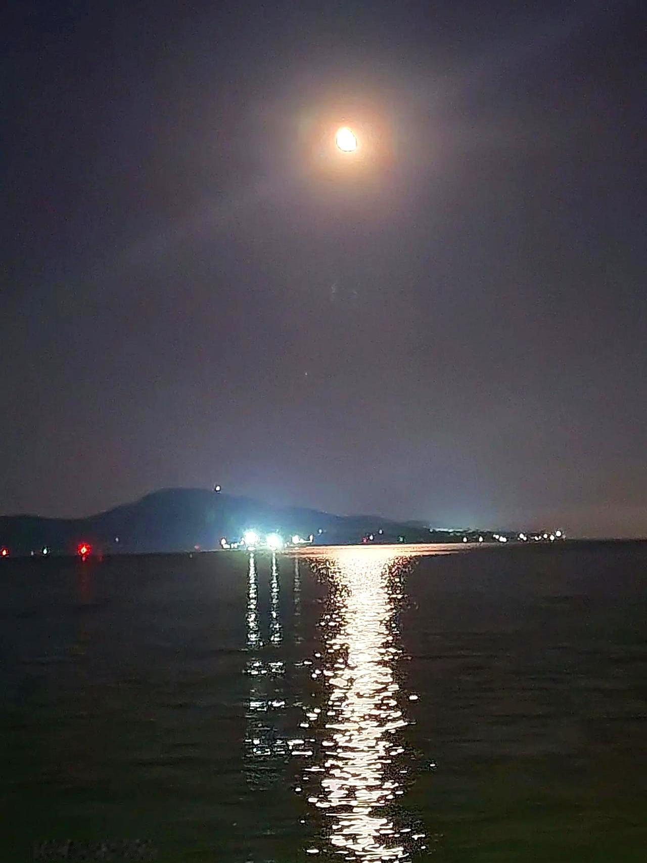 8月8日0600时，威海海面已经有了台风前的味道。
专业气象台说，今天白天多云，