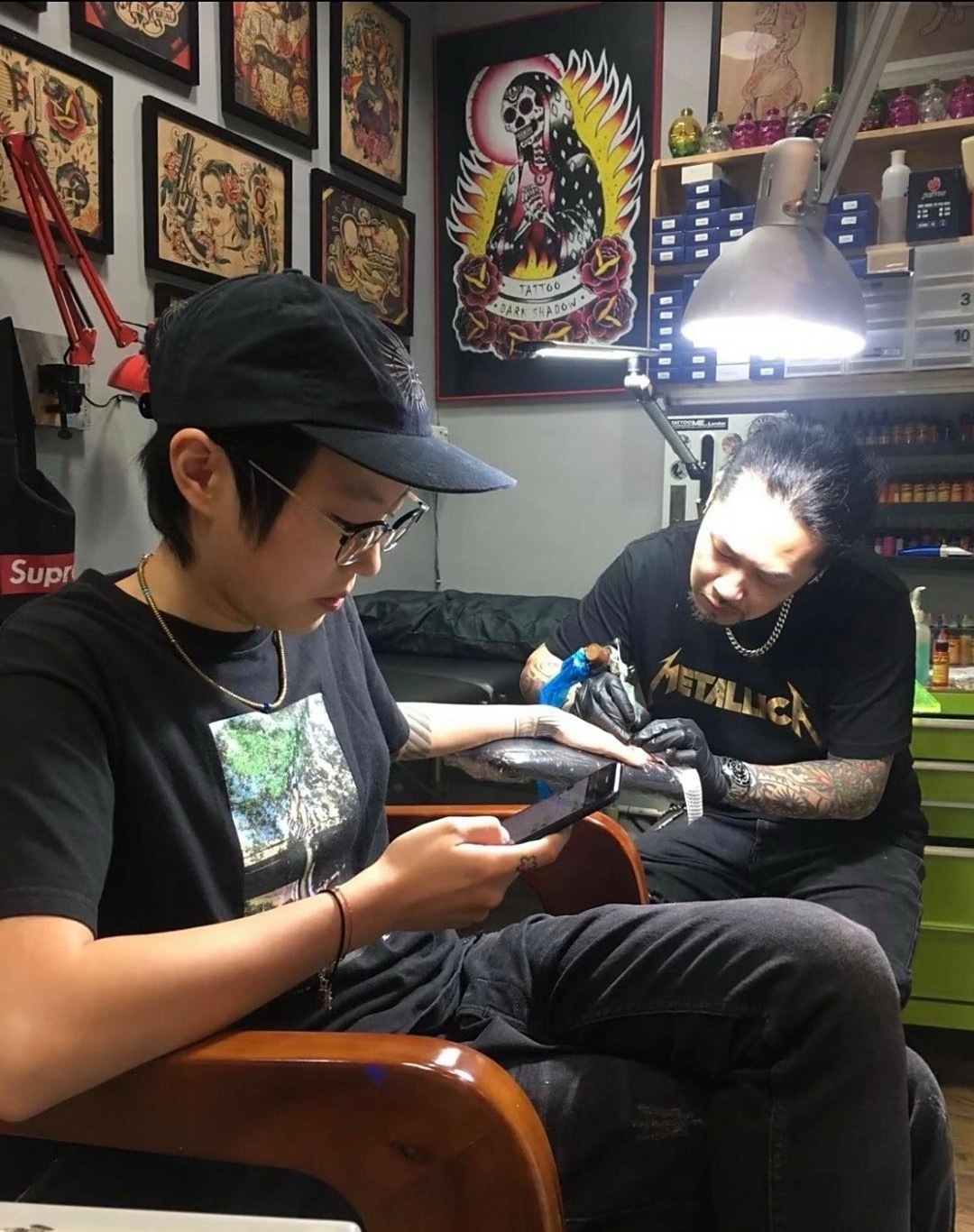 王菲女儿窦靖童去纹身，她的形象太有个性了，要是在普通家庭估计就是妈见打了，说实话