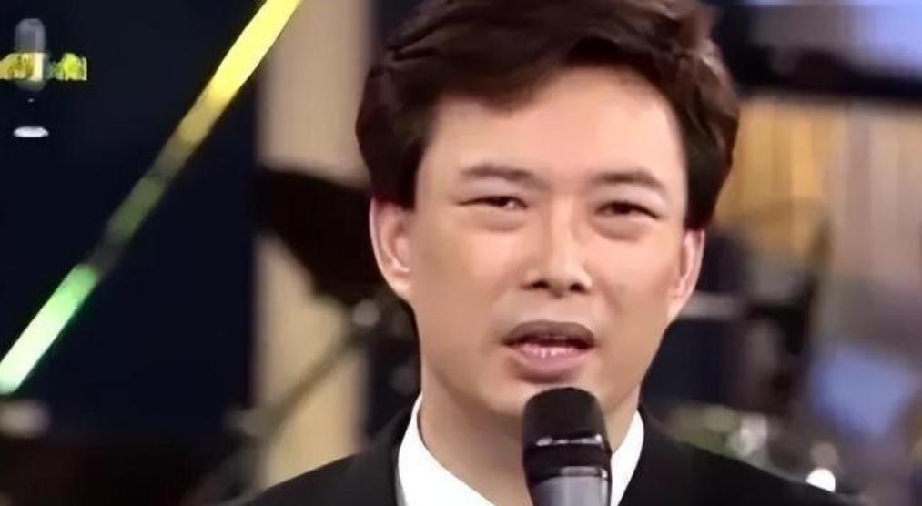 1981年，费玉清在日本女友家过夜，女友贴心地放好洗澡水，他刚跨进浴缸，女友就一