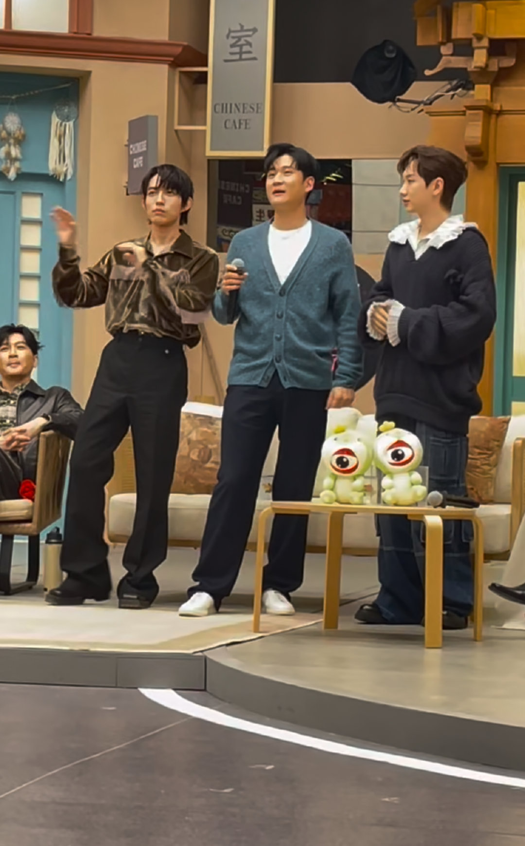 这就是放开了的快乐吗？仨人互动自然又搞笑，团魂都要溢出屏幕了～