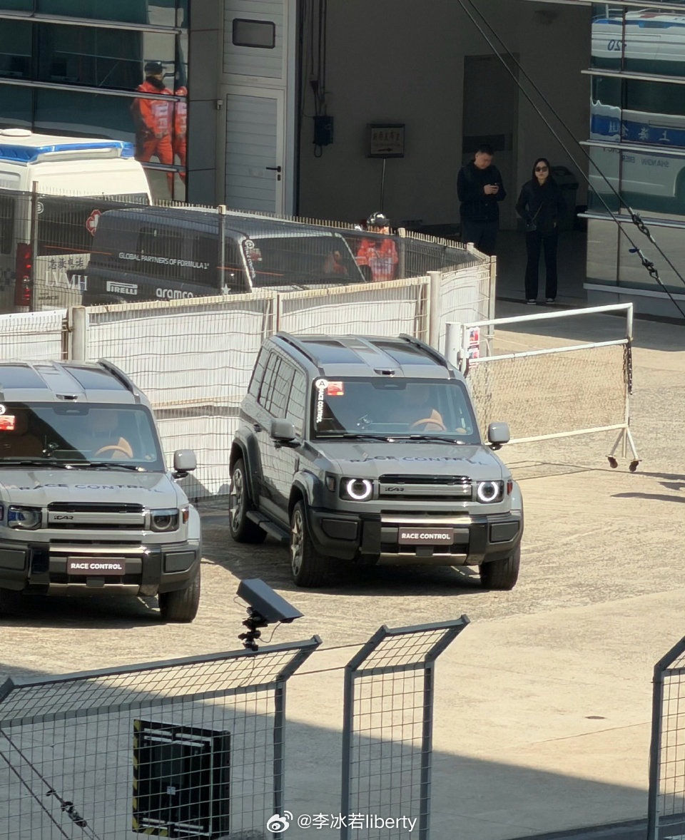 Medical car上海这场F1官方指挥中心赛事服务车用的icar机盖写着ra