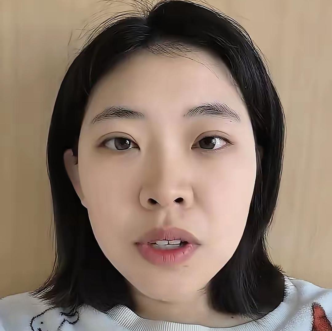 2月18日，云南一段山路视频在网上炸开了锅！画面中，女骑手骑行时突然“一飞冲天”