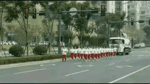 干得好！
这一招真管用——
对待那些不正常的群体，就应该用非常的手段，否则难以见