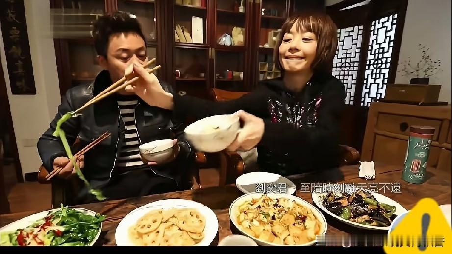 刘奕君在接受鲁豫的访谈节目时，鲁豫问他:“你们在拍戏时吃饭是真吃还是假吃”？刘奕