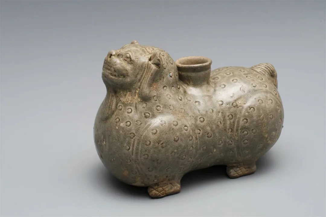 南京大学博物馆藏1972年南京大学北园东晋大墓青瓷联珠纹狮形器 