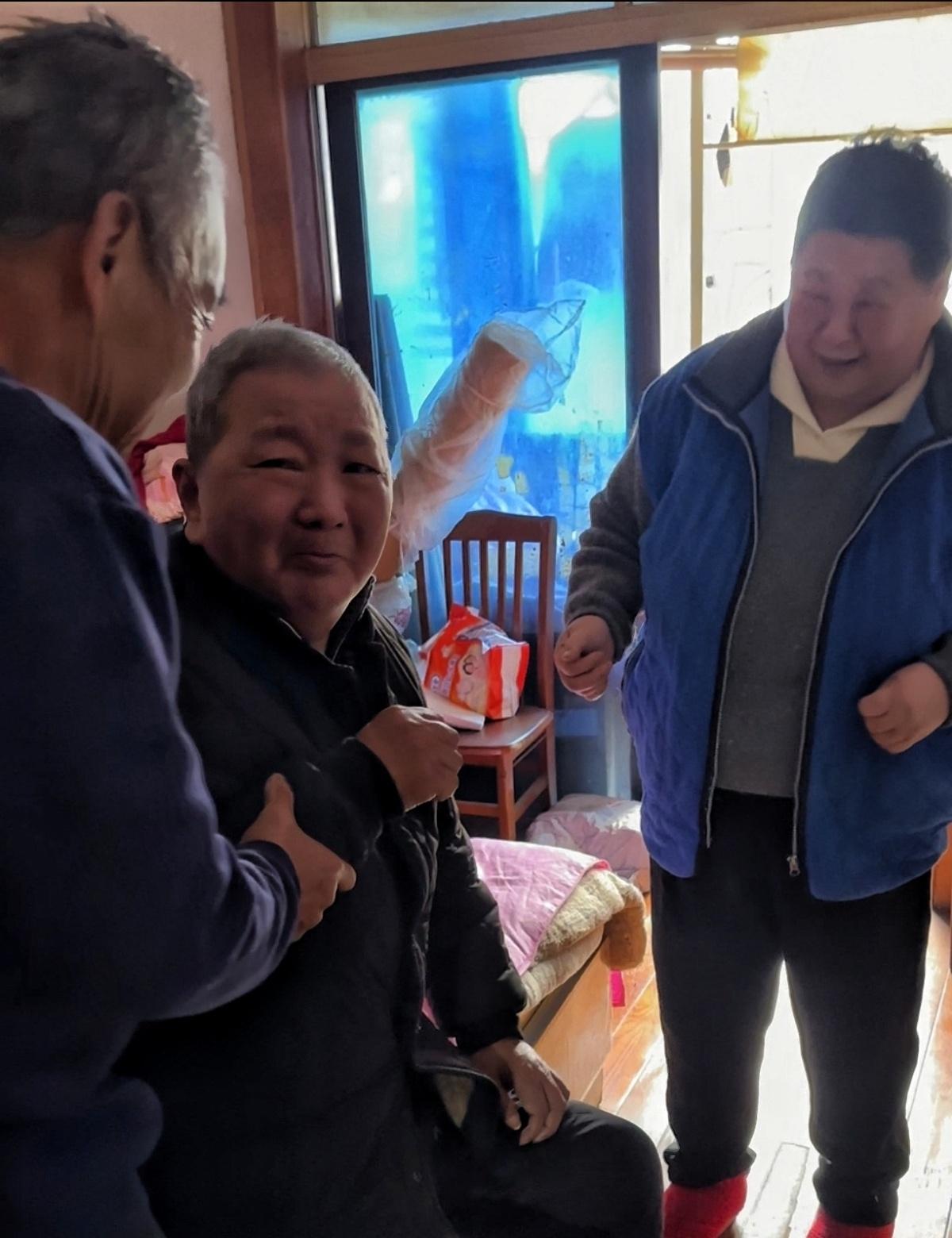 在鄞州区百丈街道华严社区的华严巷里，今年66岁的高建荣，与李玉琴一家做了20多年