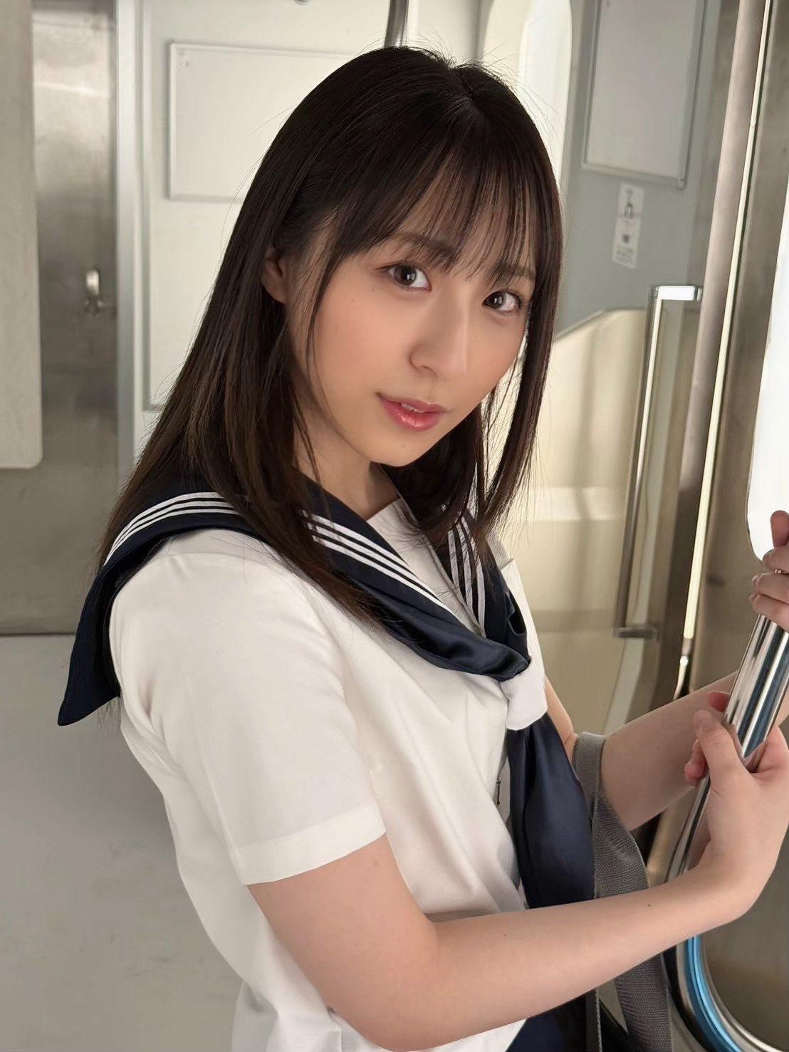 元气少女在列车上的甜美瞬间🚄💕