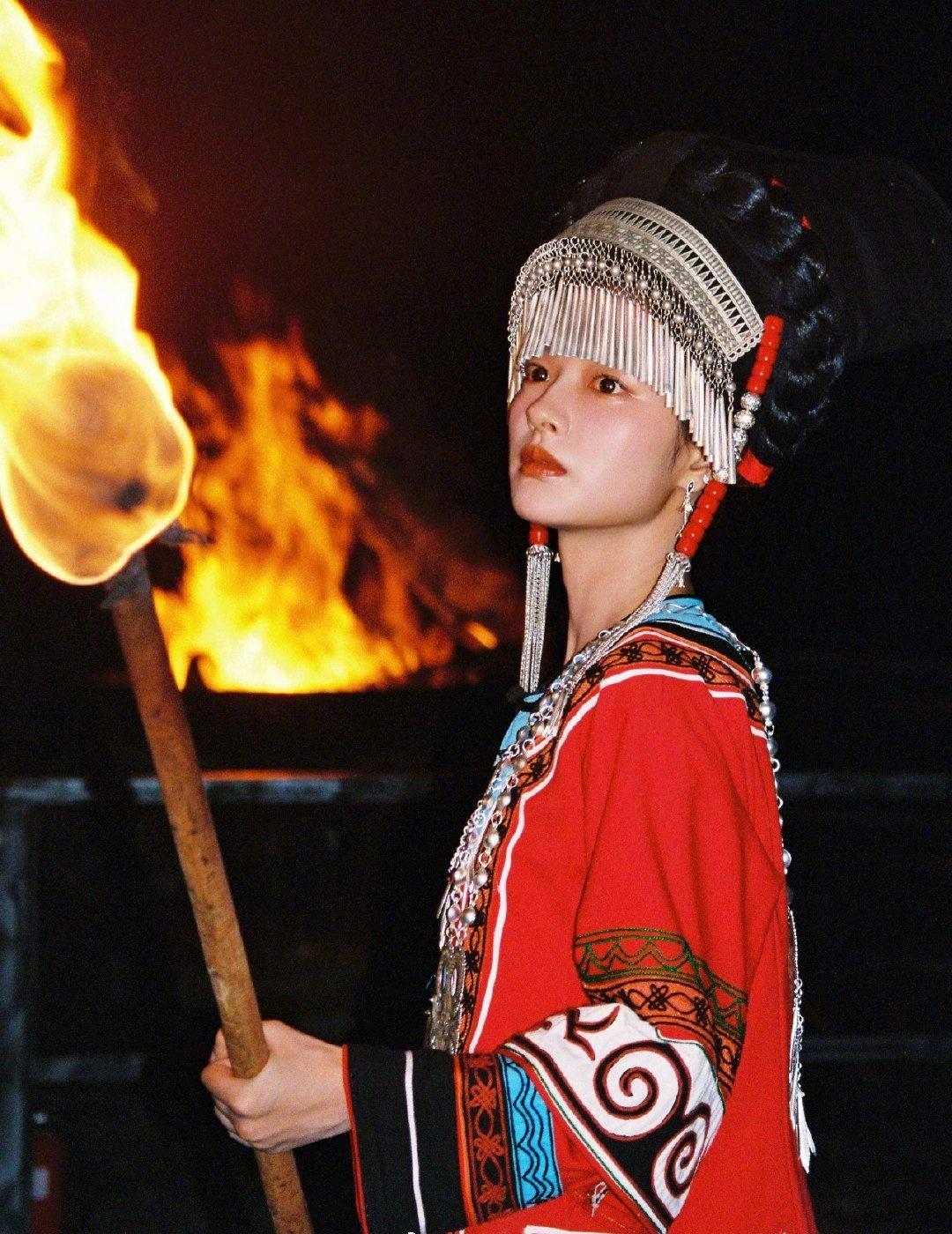 火焰神女 苗寨限定火焰神女上线啦！夜色漫上山野，一簇簇火把燃起，徐若晗一身精致苗