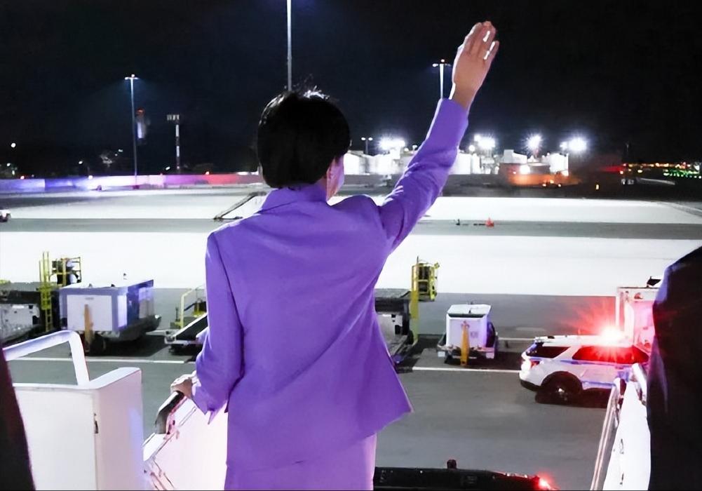 高市早苗出尽了洋相，估计本以为到了纽约一下飞机会是鲜花、红毯、礼宾队伍，毕竟这次