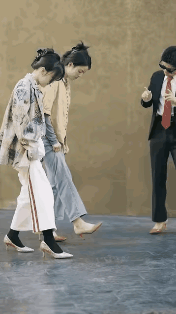 第一次发现
男人穿高跟鞋走路比女人还好啊看[呲牙]