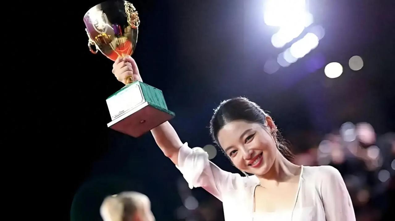 威尼斯影后辛芷蕾携《日掛中天》来杭路演
11月2日，凭《日掛中天》拿了第82届威