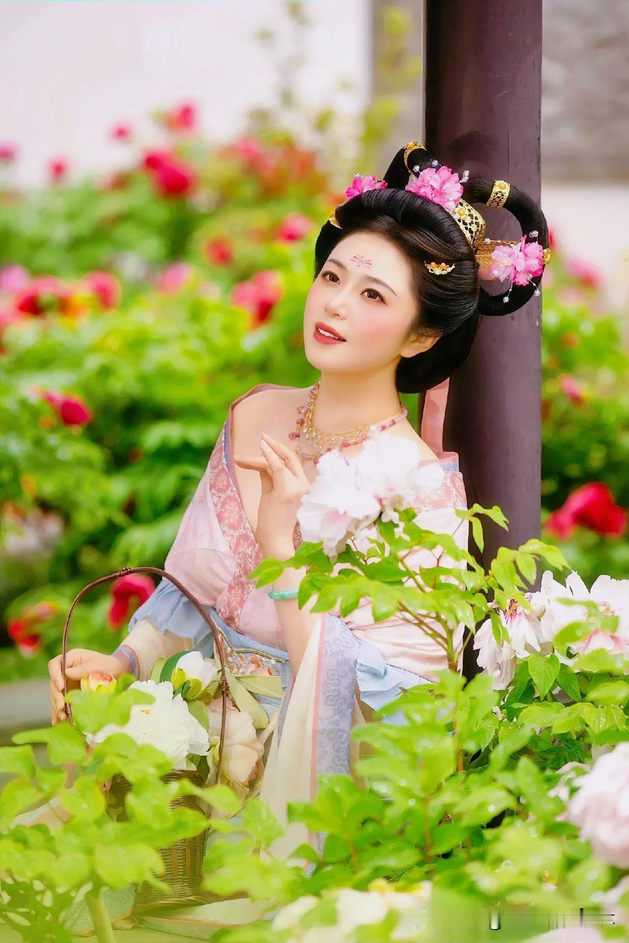 下联：万物皆春锦绣堆
上联：有请雅士[玫瑰][玫瑰][玫瑰]