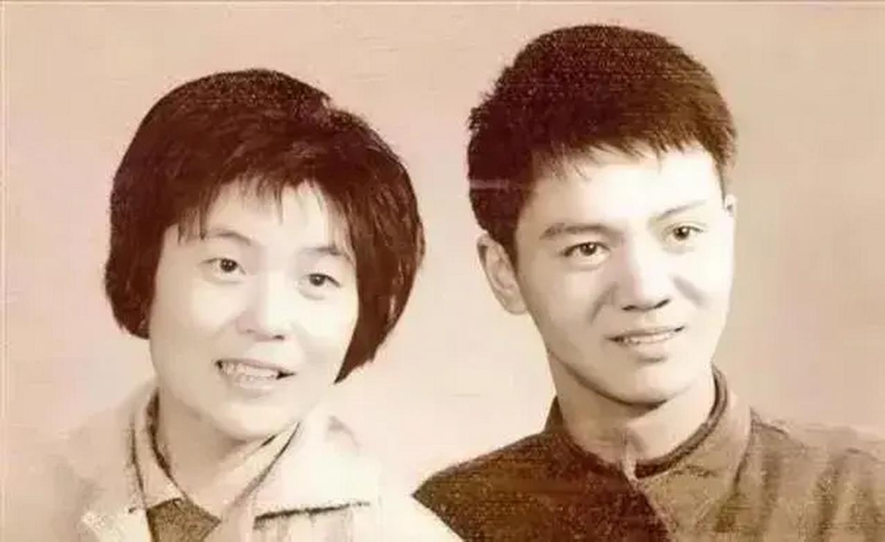 1971年的东北，寒风凛冽，冰雪封天。黑龙江逊克县下套子屯的少女程玉凤，被亲生父