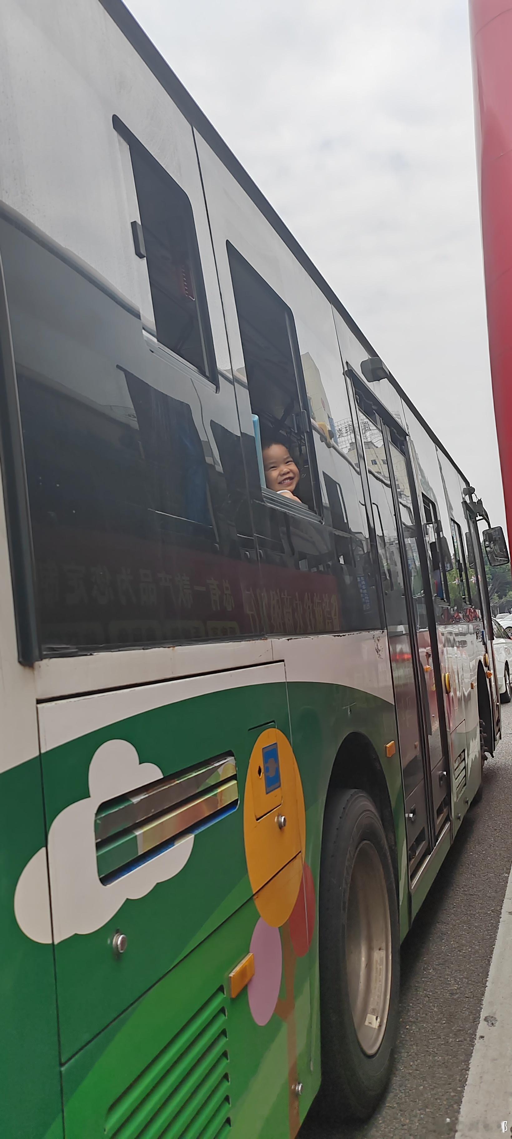 人就是不能太闲我儿子要去坐公交车，让他爸爸陪他坐，我骑小毛驴在后面追没错，我答应