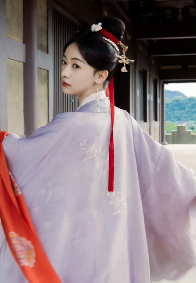 #吴谨言紫色薄纱襦裙#吴谨言的古风仪态是真的很不错。和古装的适配度也挺绝的，期待