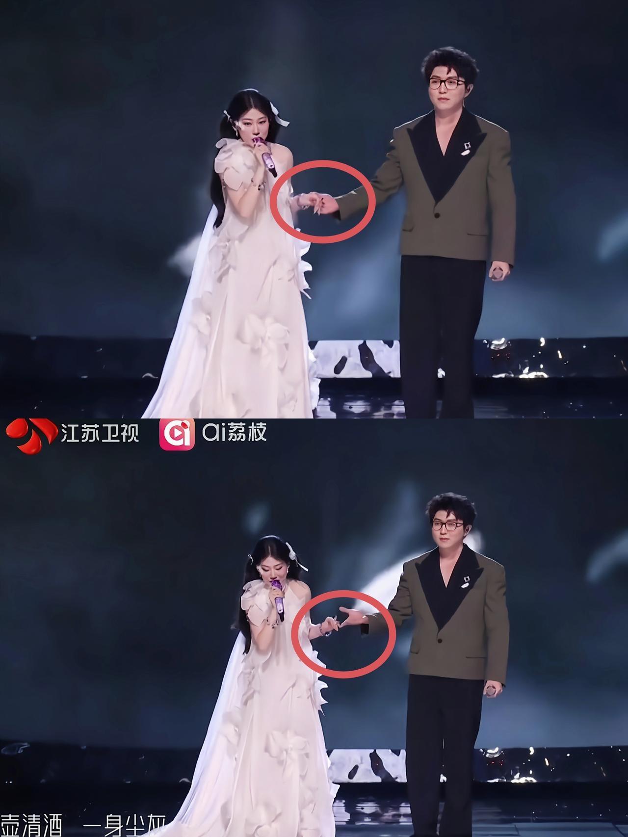 小沈阳彻底坐不住了！
谁能想到他女儿沈佳润跨年全开麦演唱，
却在和毛不易牵手合唱