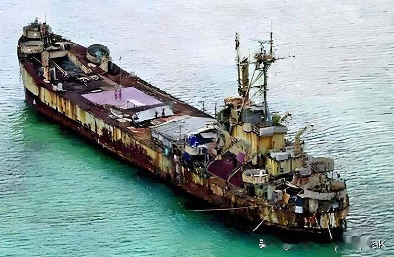 1999年，菲律宾军舰“马德雷山”号以“故障”为名非法坐滩我国南海仁爱礁，二十多