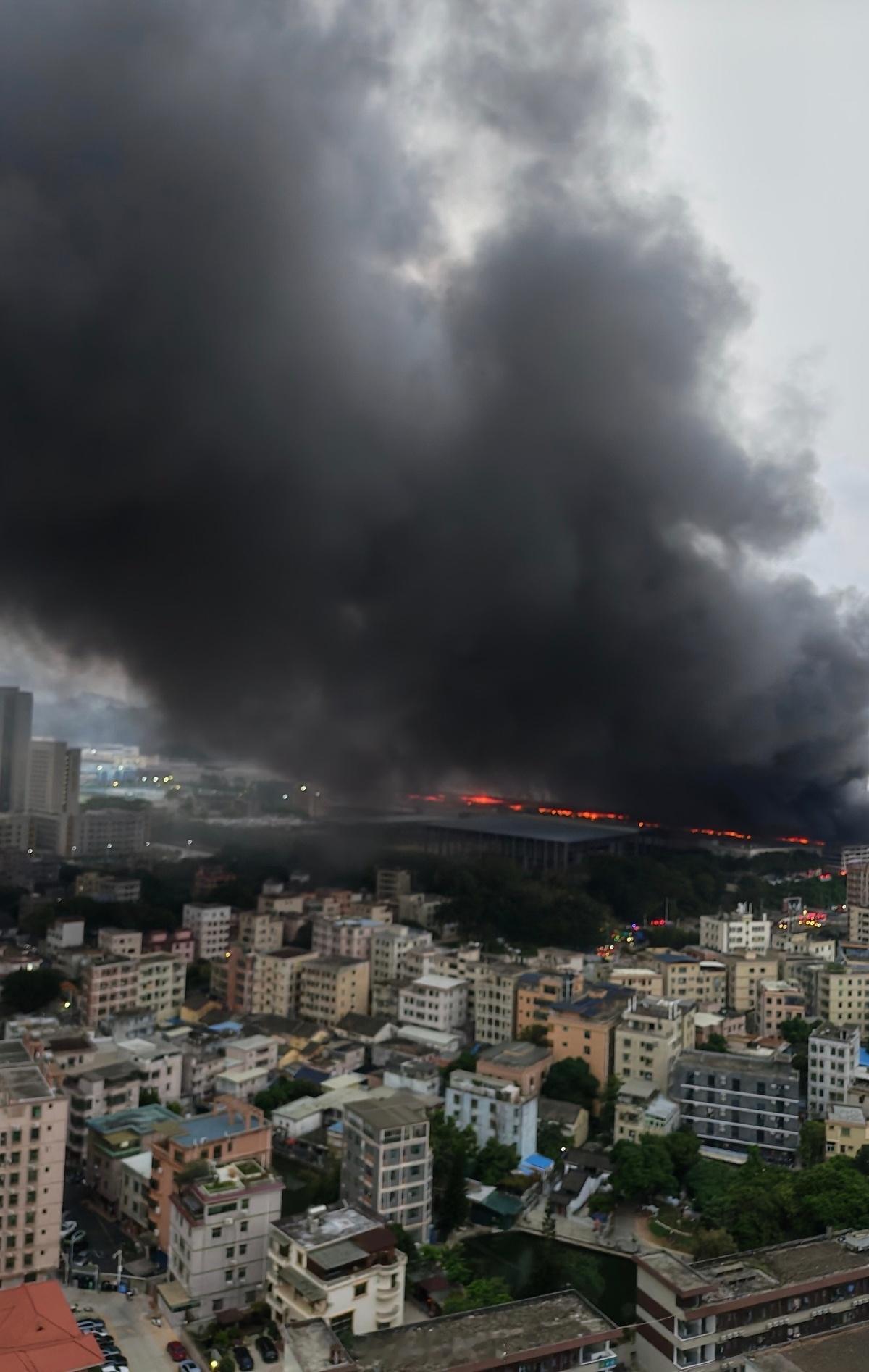 坐标坪山，某深圳车企的立体停车场烧了几个小时。。 深圳