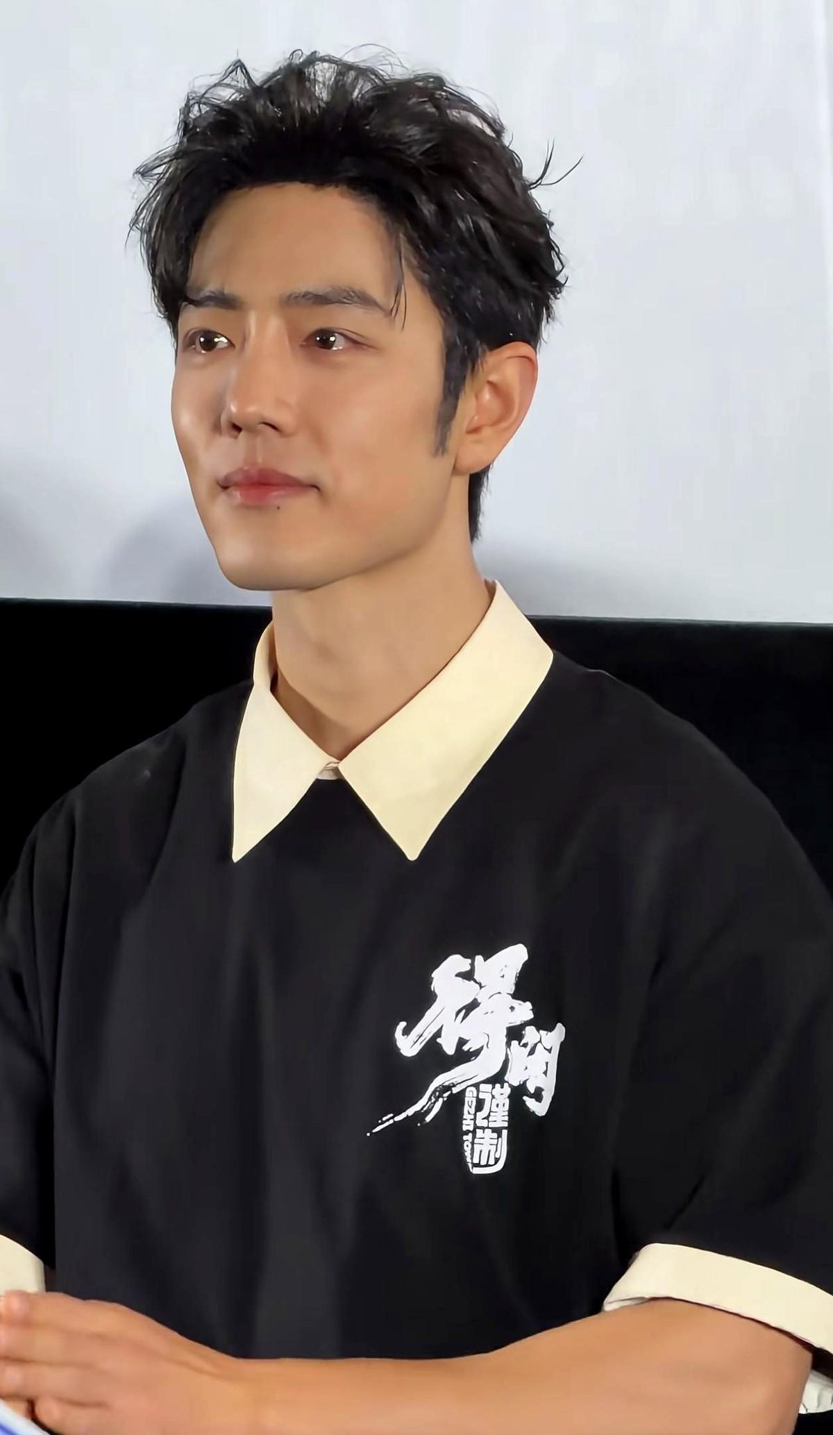 首映礼上。
肖战突然红了眼眶。
不是因为粉丝尖叫。
台下观众站起来说。
常年在外