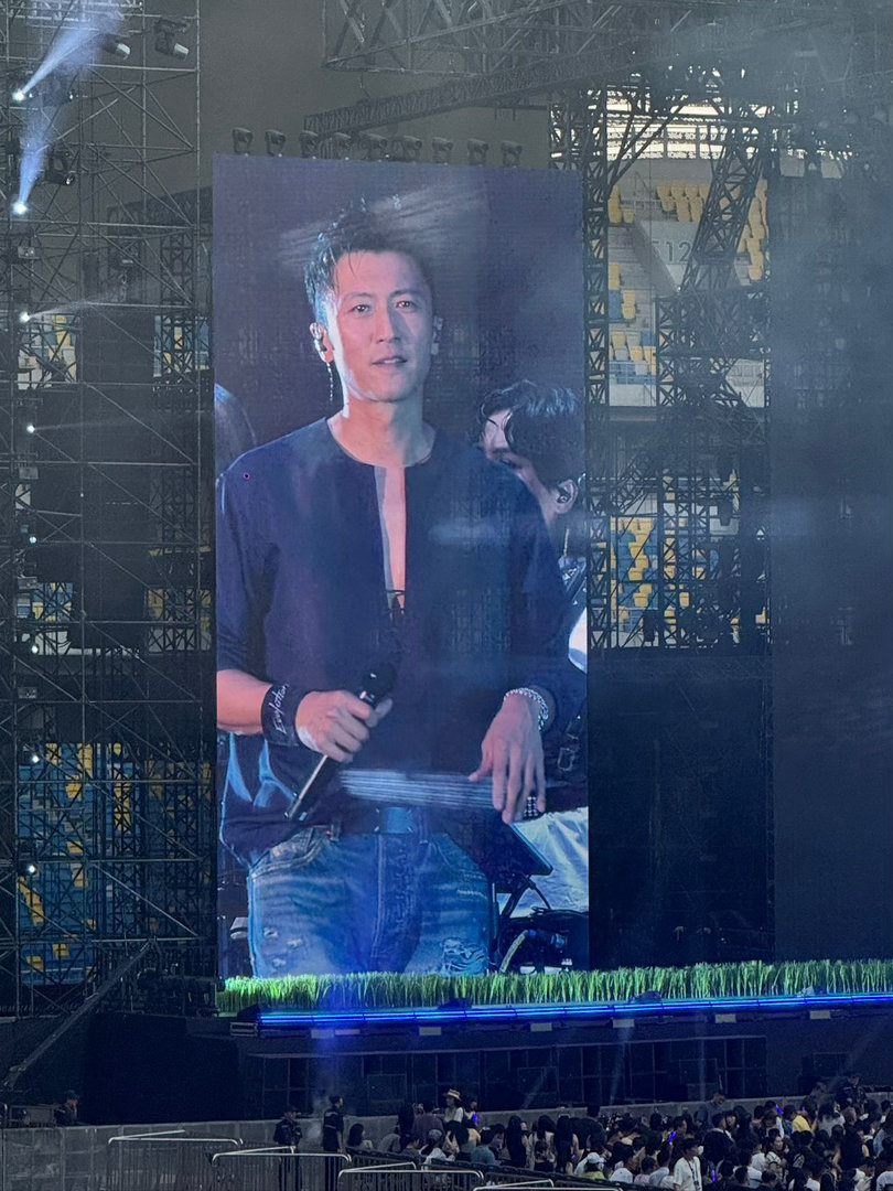 谢霆锋深V开到腰了 谢霆锋西安演唱会的深V开到腰造型真的封神了！领口一路开到底，