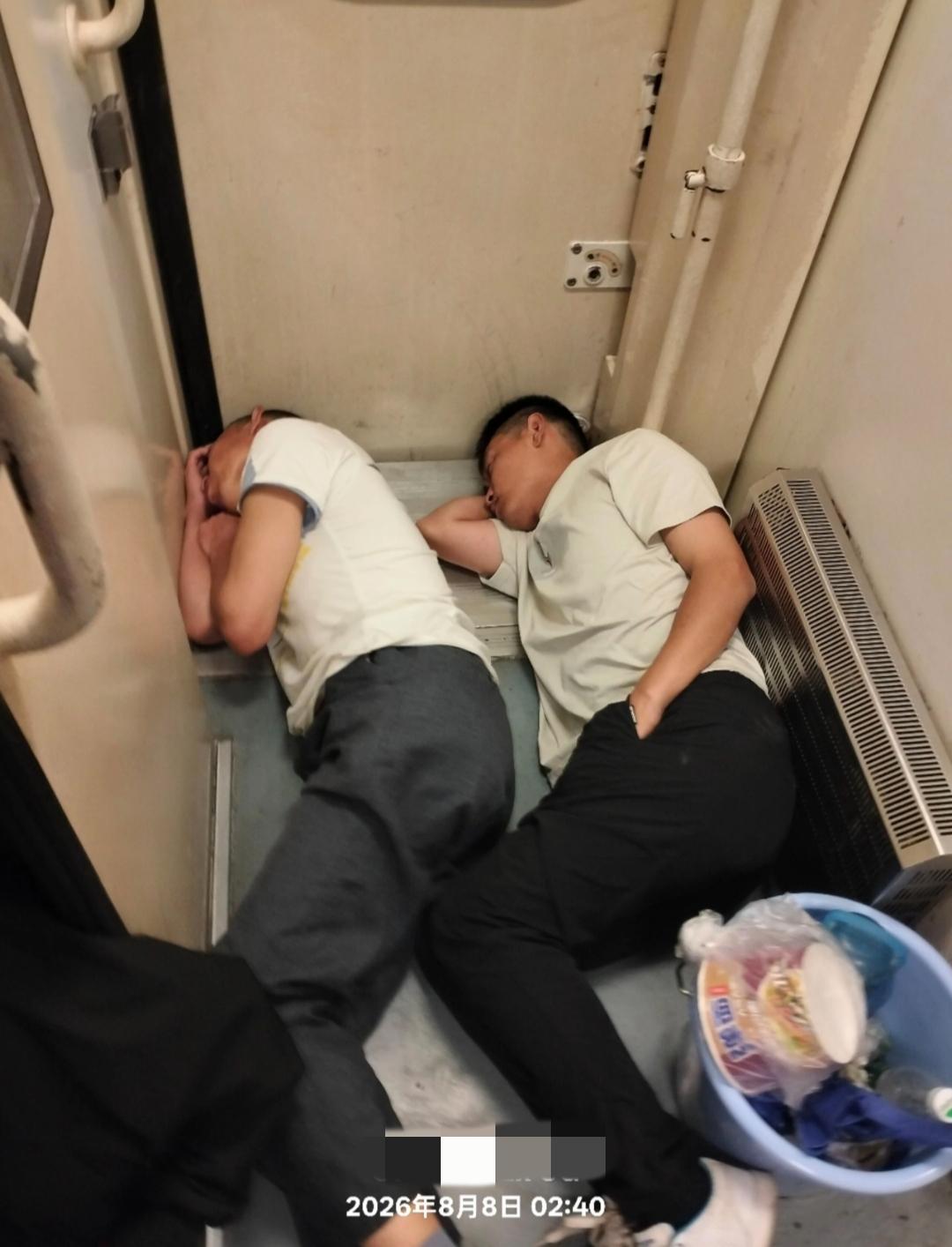凌晨2点40，两位大哥蜷缩在坚硬的车厢地板上，沉沉地睡着了……


或许是为了省