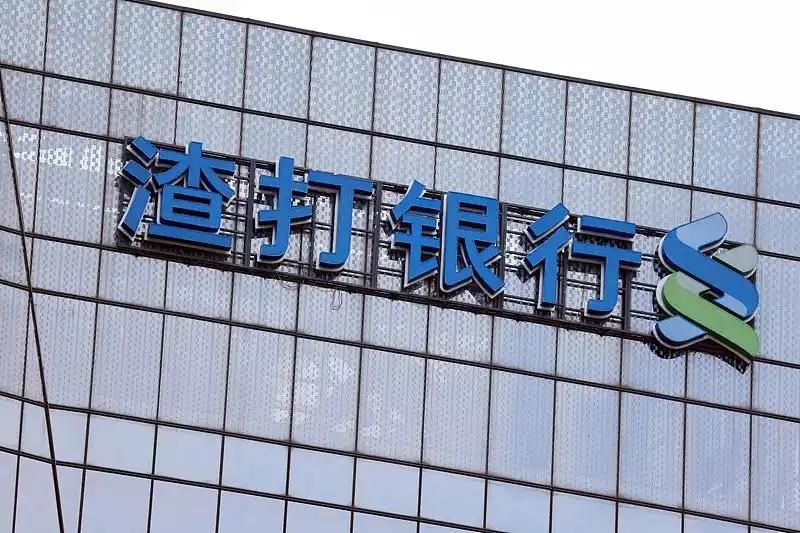 5月19日，英国伦敦，渣打银行宣布将在2030年前裁减约7800名后台岗位员工，