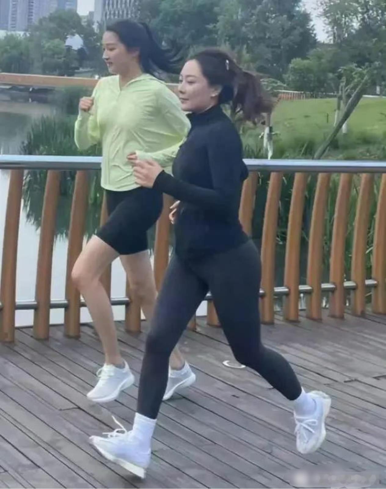 偶遇关晓彤公园晨跑，这身材比例也是没谁了！ 