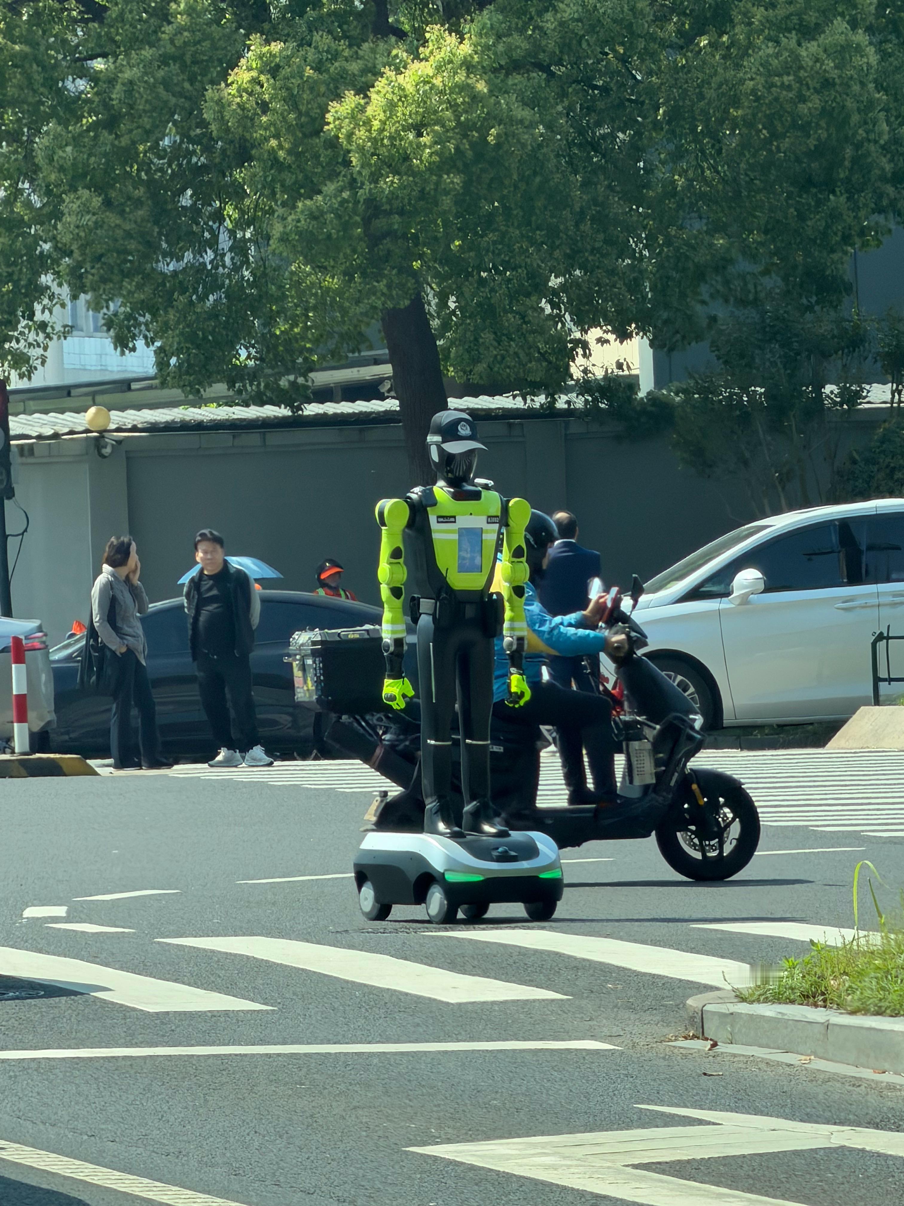 这个机器人🤖👮？？啥作用的理想i6