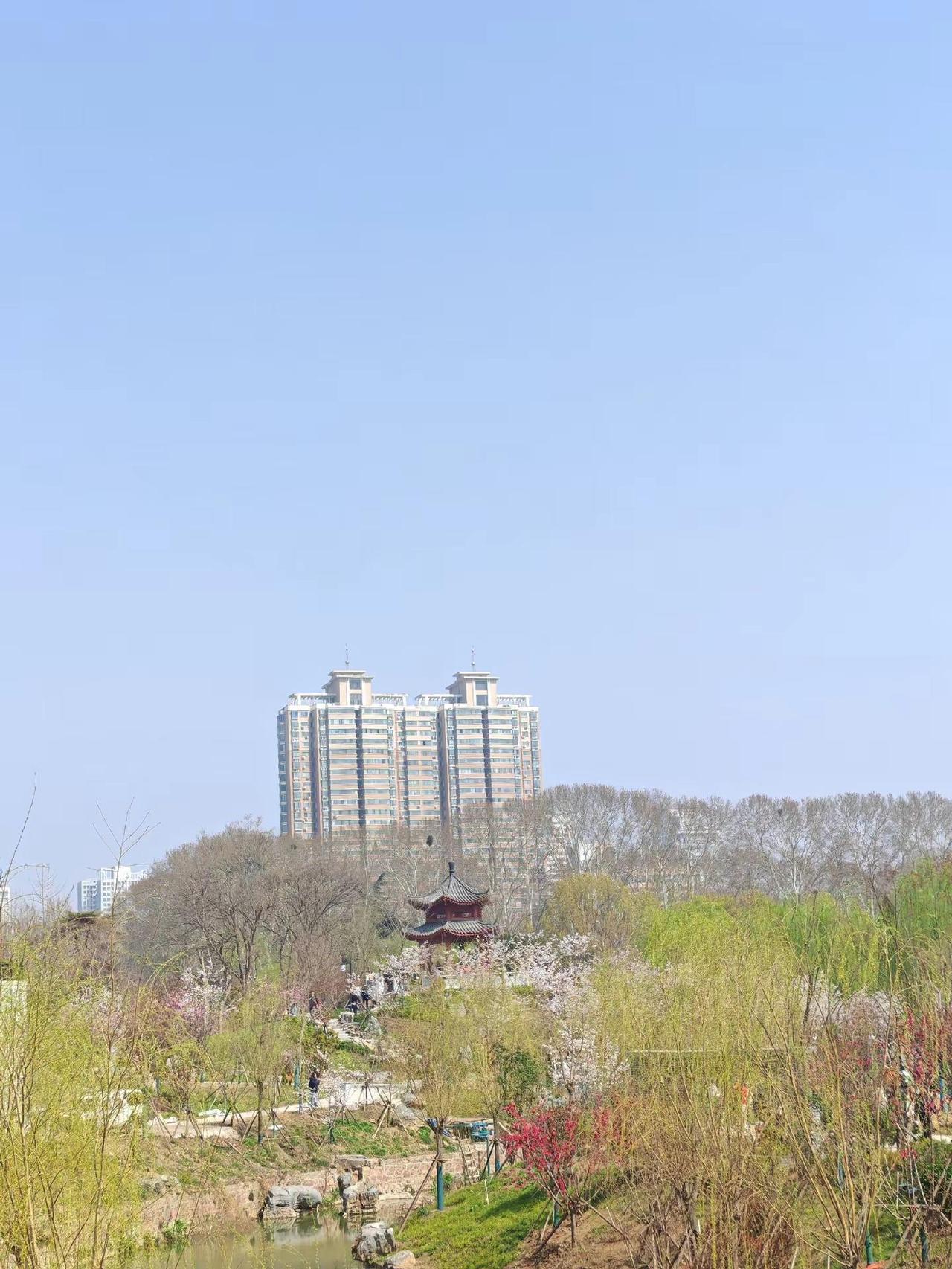 热门话题 享受大自然爬山 大山里的原生态 走进大山深处游山观景 小助手