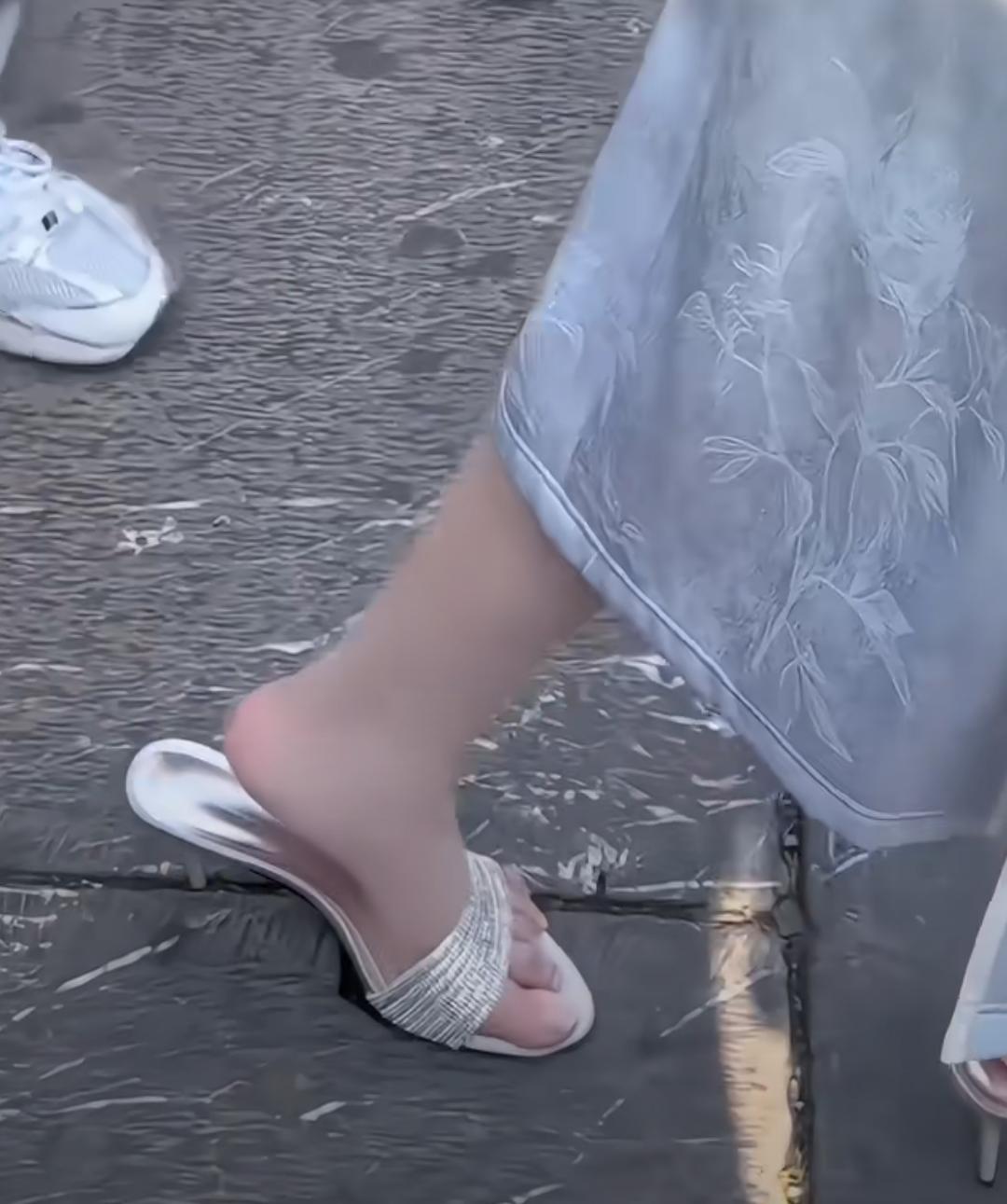 美女高跟鞋跟卡砖缝里了，
你会上前帮忙吗？[尬笑]