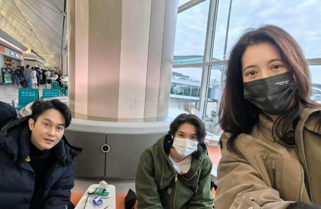 魔童眉眼间可真像妈妈袁咏仪，但又有点神似爸爸张智霖，浓眉大眼，爸爸妈妈的好基因是