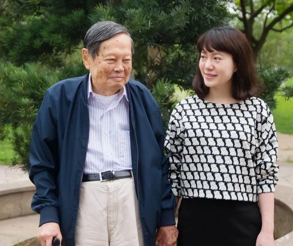 深度揭秘，翁帆为什么能成为杨振宁的妻子
 
 我有个习惯，每晚睡前，都要刷一下新