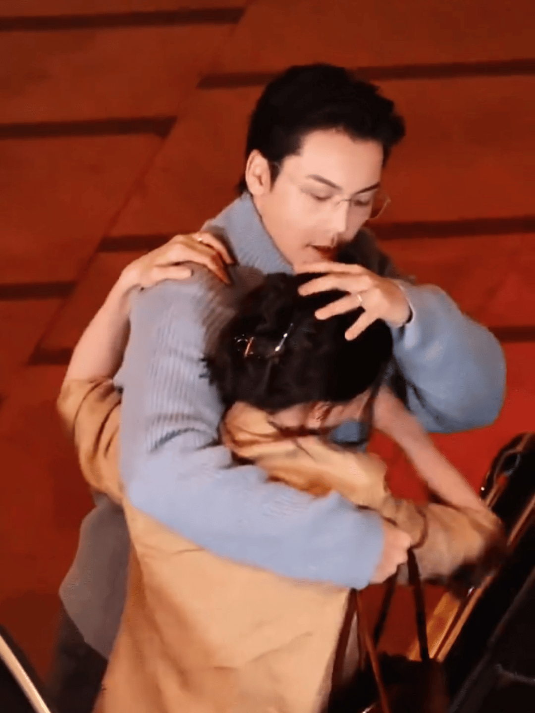 真的被《爱情慢慢》的路透戳到了！陈伟霆和钟楚曦的二搭太有化学反应了！

一个是看