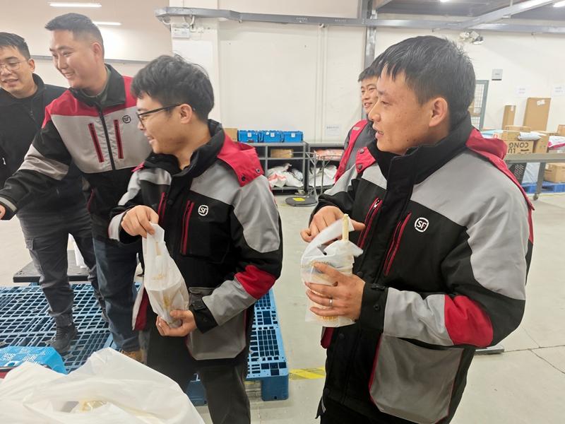 “暖心包裹”直达一线！观山街道为快递小哥送上“能量补给”