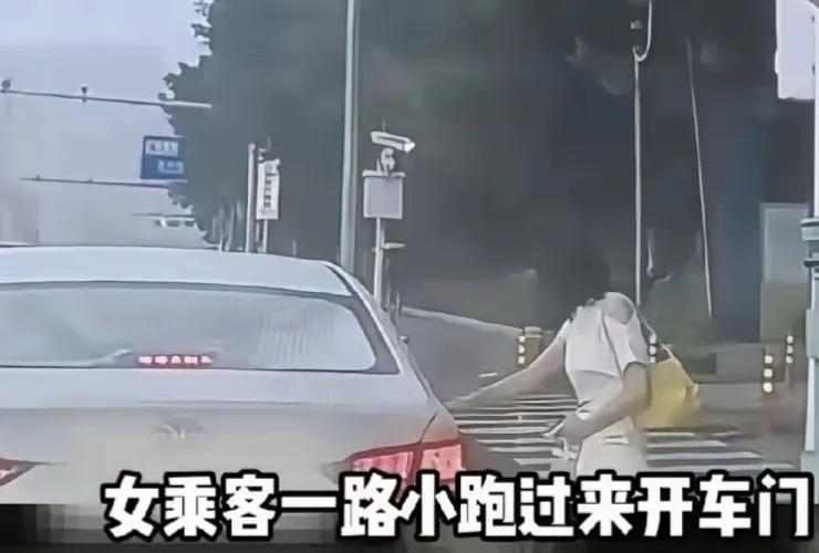 迟到了就这么治理乘客，大家觉得司机这样做妥当吗
下雨天打车碰上这种事，换谁心里都