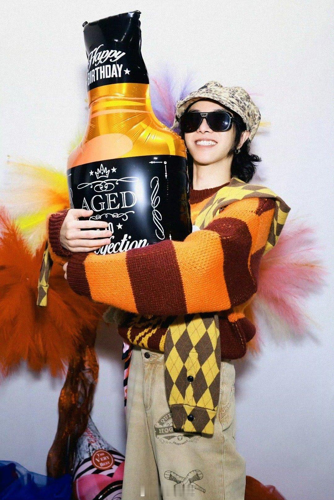 华晨宇顶流梯队常青树 华晨宇出道多年，演唱会现场上座率惊人，满场皆是粉丝热情身影