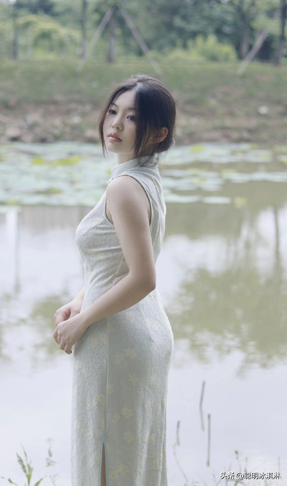 优雅国风旗袍，自然风光中的清新一瞥。