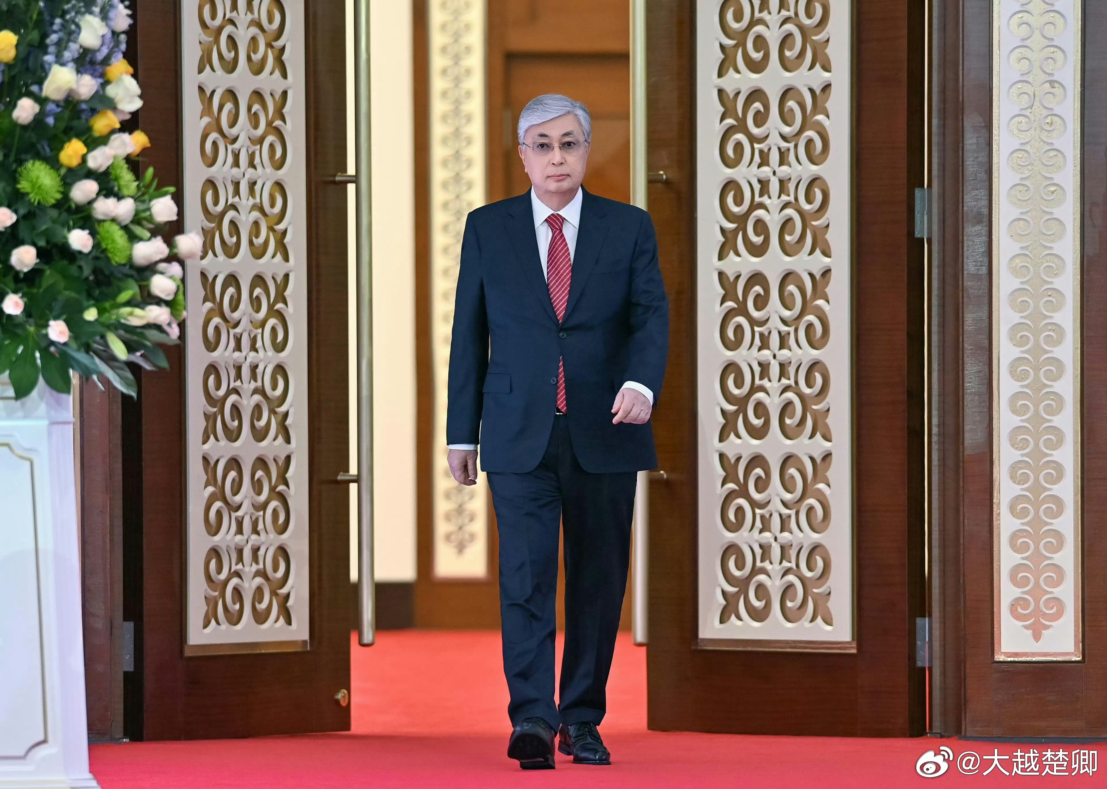 托卡耶夫说，伊朗是宗教机构掌权，总统只是名义元首，并无实权。他强调，他这话并不针