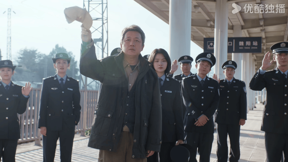 黑夜告白收官楼拆了真相明了，十八年的故事画上句号，老何小何完成交接，冉方旭终于得