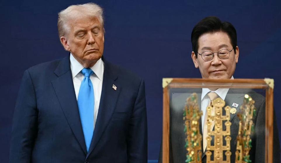 日韩送礼物的风格一致，高市早苗送已故首相安倍晋三的旧物，李在明赠送特朗普陪葬品模