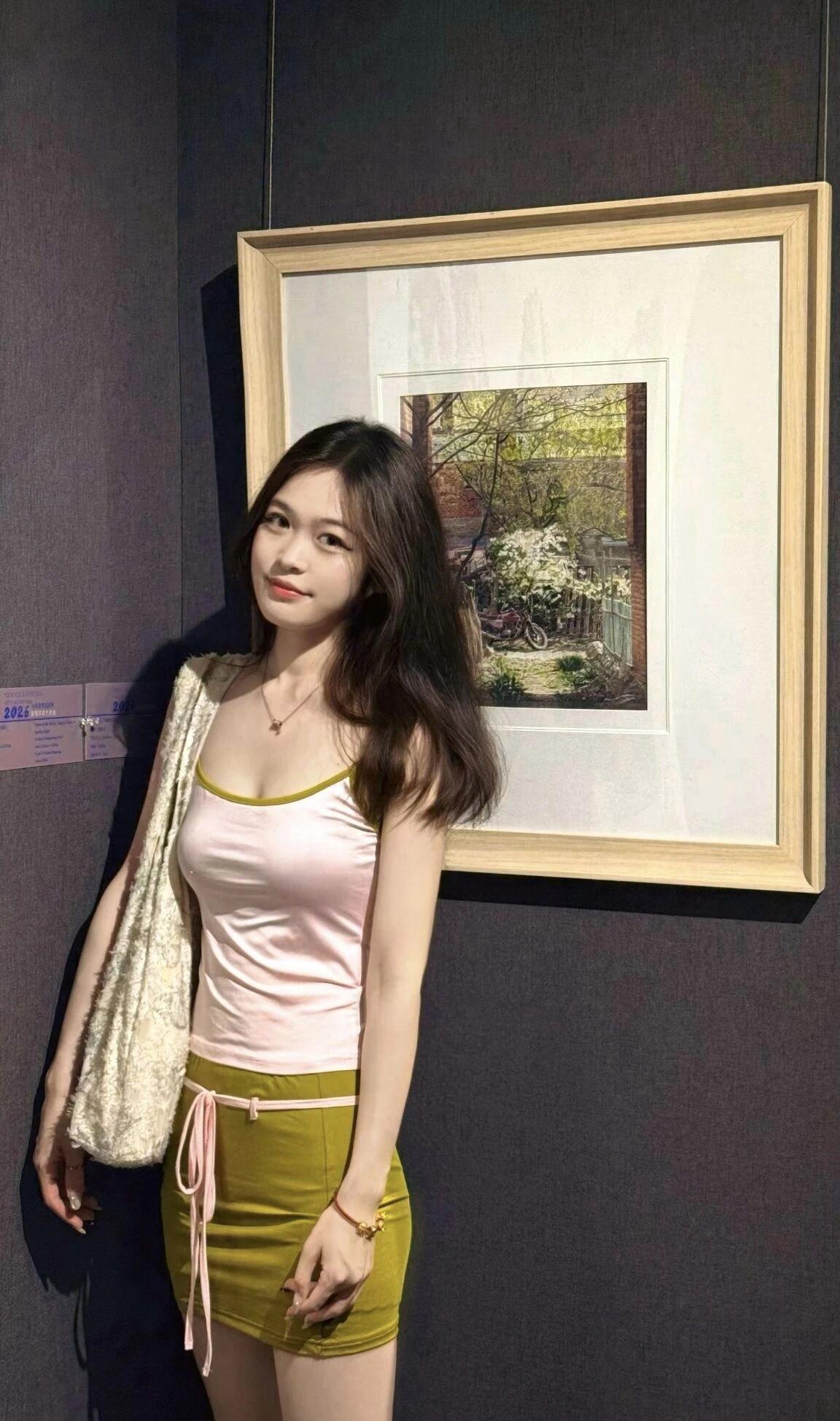 🌸✨ 在艺术馆里打卡，与美丽画作合影，心情大好！💖📸