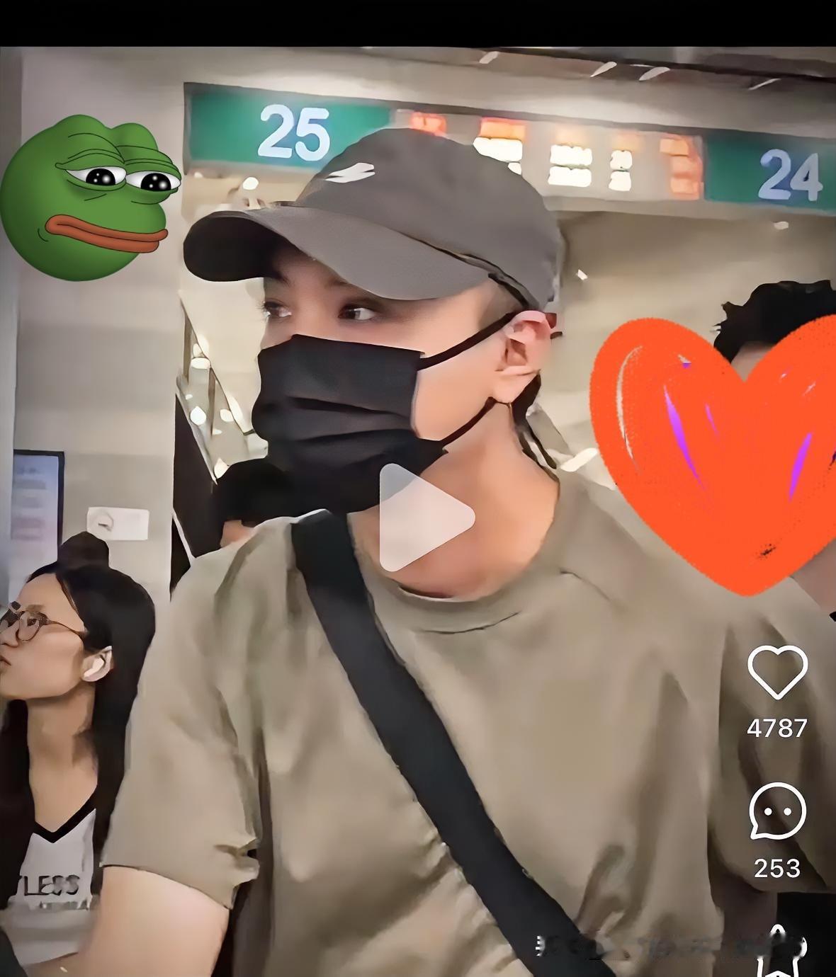 这眼线画了跟没画似的，还变性了？明眼人一看就认出来了，反倒显老像大婶！我不说，友